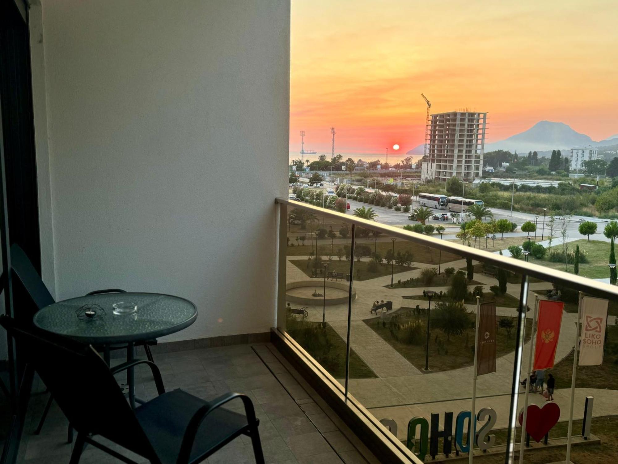 Suncoast Suites Bar Exteriér fotografie